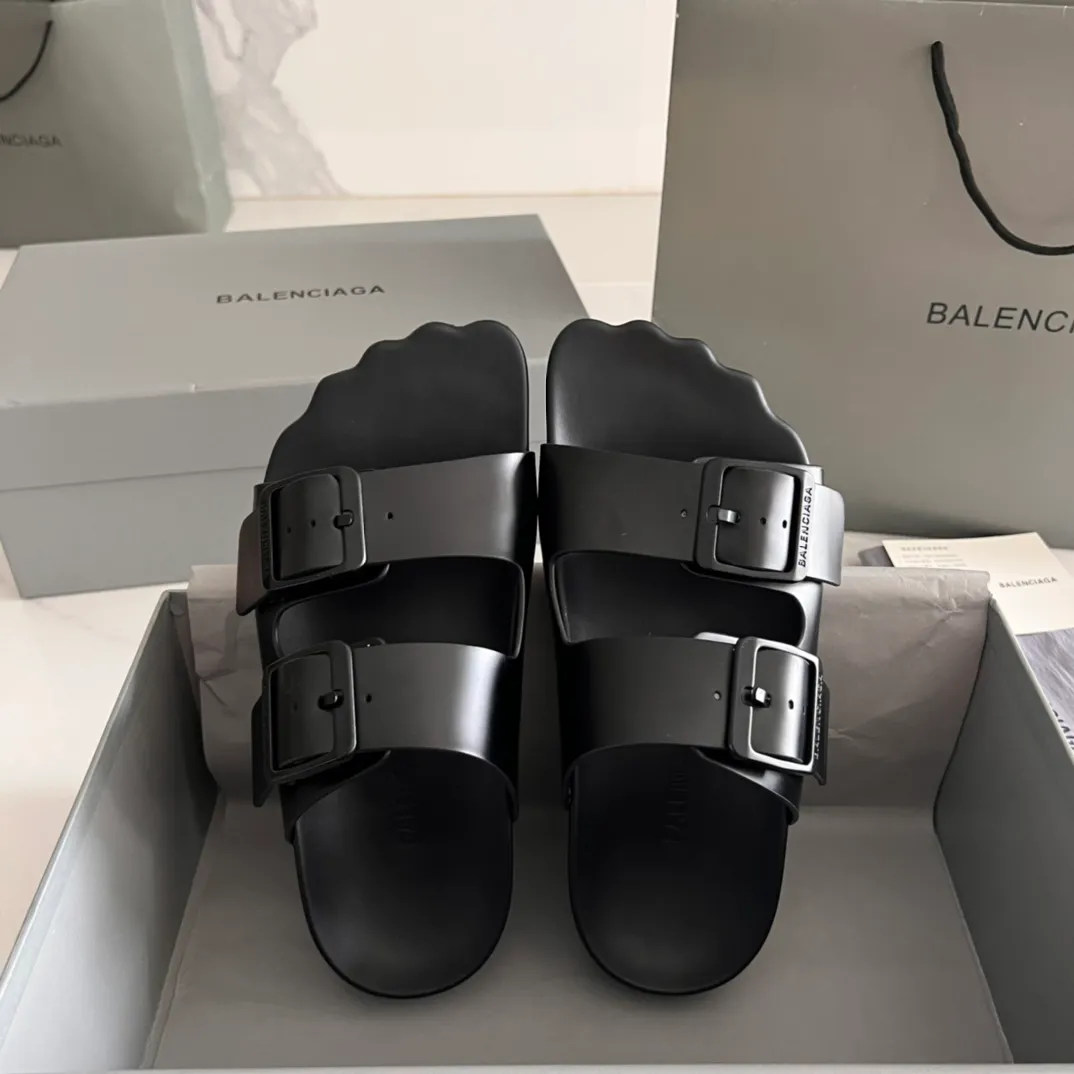👟👟Ex-factory price 420👟👟 BALENCIAGA Balenciaga sunday mule Birkenstock series Balenciaga’s design style has always been obvious, dark, motorcycle, exaggerated and unusual. This pair of Birkenstocks worn by demna early in the morning are from the s👟👟factory price ring24 series. They have vague five fingers. They are cute and naive and very special. They take into account the concave shape and can also be worn daily. ▪Fabric: cowhide/suede ▪Inner: black cowhide ▪Wrapped leather platform/combination rubber outsole ▪Increased by 3cm ▪Adjust the loose pin buckle on the outside and embossed BALENCIAGA letters ▪Code number: 35-44 (women’s size 40, men’s size 45, customized)